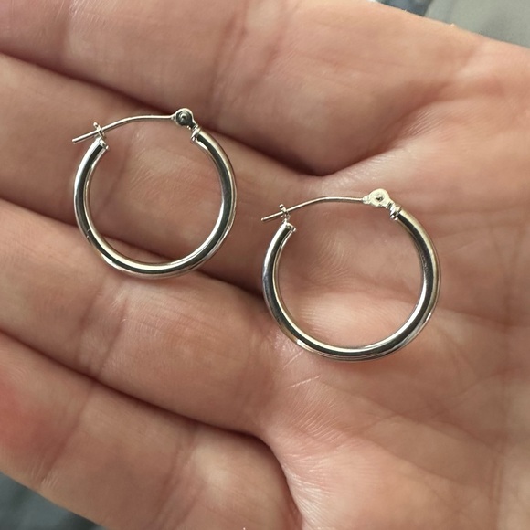 14k Solid White Gold Polished Hoop Earrings - Picture 15 of 15